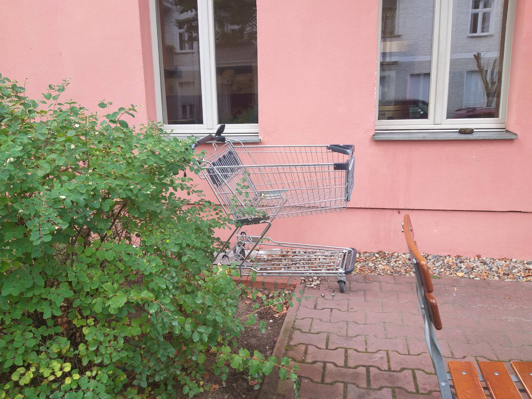 A stolen shopping cart, abandonded in
              Oberschneweide